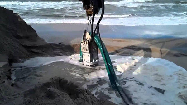 Máy bơm chìm hút cát đang hoạt động
